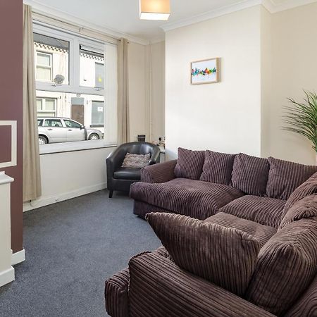 Cosy Anfield Guesthouse - Free Parking リヴァプール エクステリア 写真