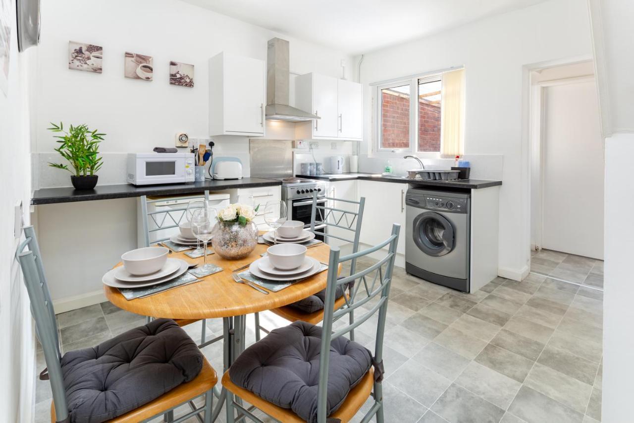 Cosy Anfield Guesthouse - Free Parking リヴァプール エクステリア 写真