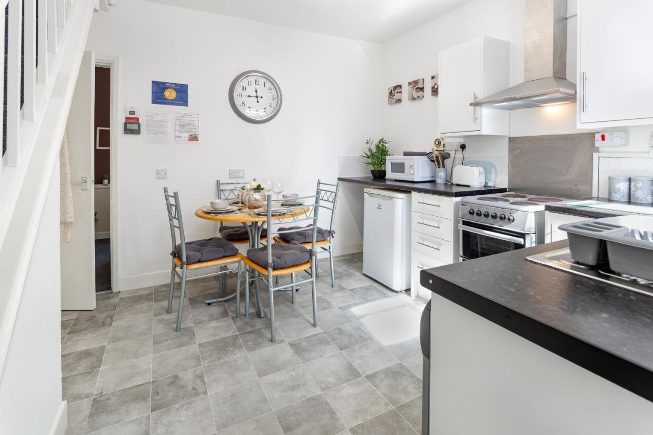 Cosy Anfield Guesthouse - Free Parking リヴァプール エクステリア 写真